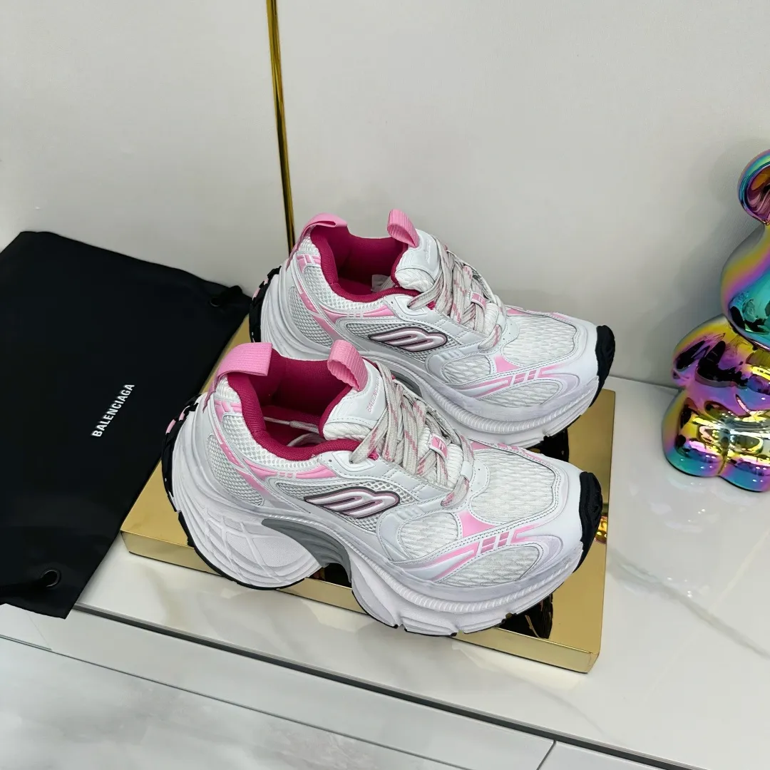 👟👟Ex-factory price 680👟👟 Balenciaga Balenciaga CARGO 6XL Sneakers Round-toe lace-up Low-cut lifestyle mesh lace-up Low-cut catwalk retro Balenciaga is always at the forefront of fashion. This model has huge size and eye-catching design. It is in line with the current "" trend. It uses an all-black color scheme to create a low-key yet gorgeous effect. The 6XL size makes it a conspicuous presence in the market. Suitable for people who pursue individuality. The products released this time once again reflect their innovation capabilities. They are made of microfiber and mesh. Its avant-garde design, exaggerated volume and reflective details give it a special silhouette. It is made of mesh material, which brings good foot feel, comfortable and breathable. The appearance still adopts the classic shape. The shoe body is fashionable and easy to wear. Item No.: 815859 W2MV2 1012 Size: 35-46